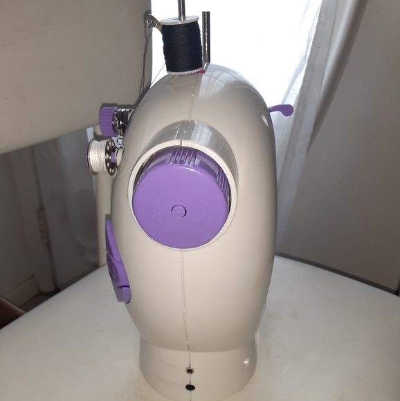 Sewing machine - Picture 2 of 4